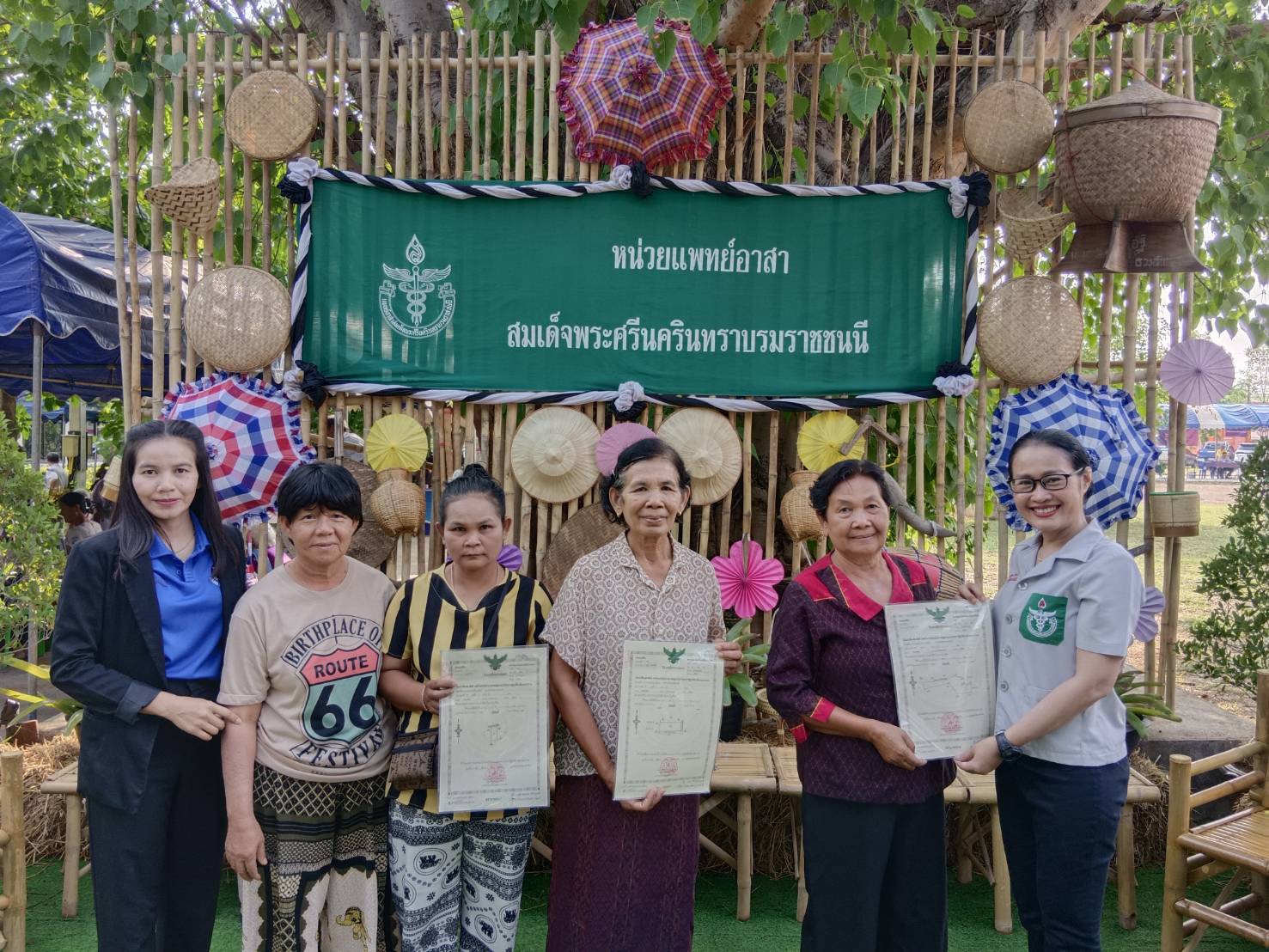 title - วันที่ 22 เมษายน 2569 นายประเสริฐ กาญจนเกียรติกุล ปฏิรูปที่ดินจังหวัดบุรีรัมย์ มอบหมายให้นางนวลละออง ชูมาตย์ ผู้อำนวยการกลุ่มยุทธศาสตร์และการปฏิรูปที่ดิน พร้อมเจ้าหน้าที่ ส.ป.ก.บุรีรัมย์ ร่วมงานหน่วยแพทย์เคลื่อนที่ (พอ.สว.) และโครงการ 